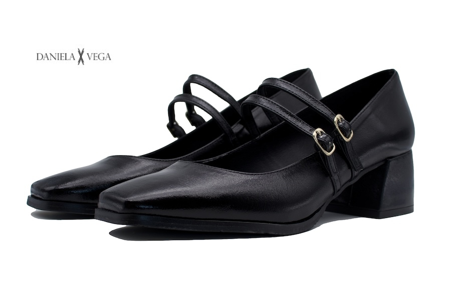 Zapato de vestir negro con doble correa en el empeine