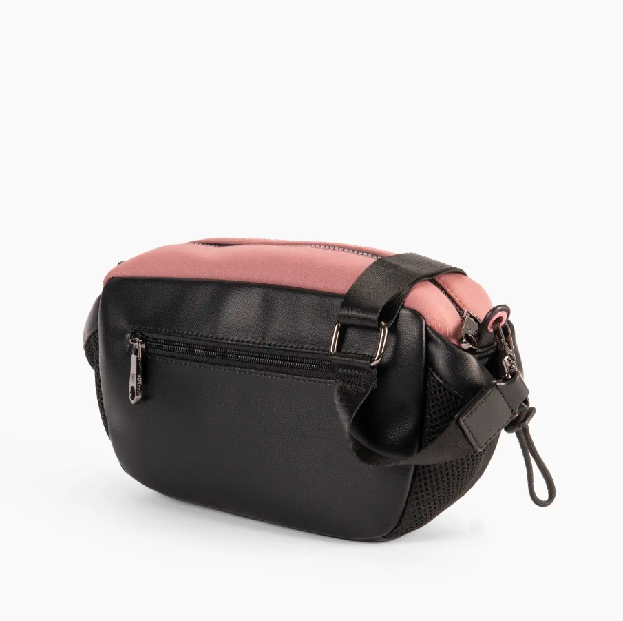 Bolso negro con tonos fuxia y maquillaje