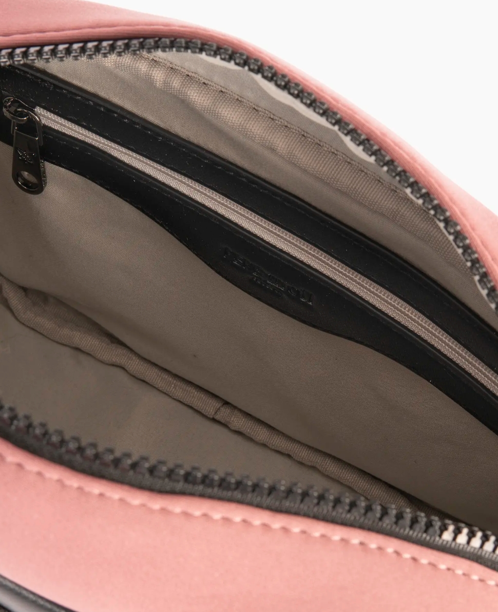 Bolso negro con tonos fuxia y maquillaje