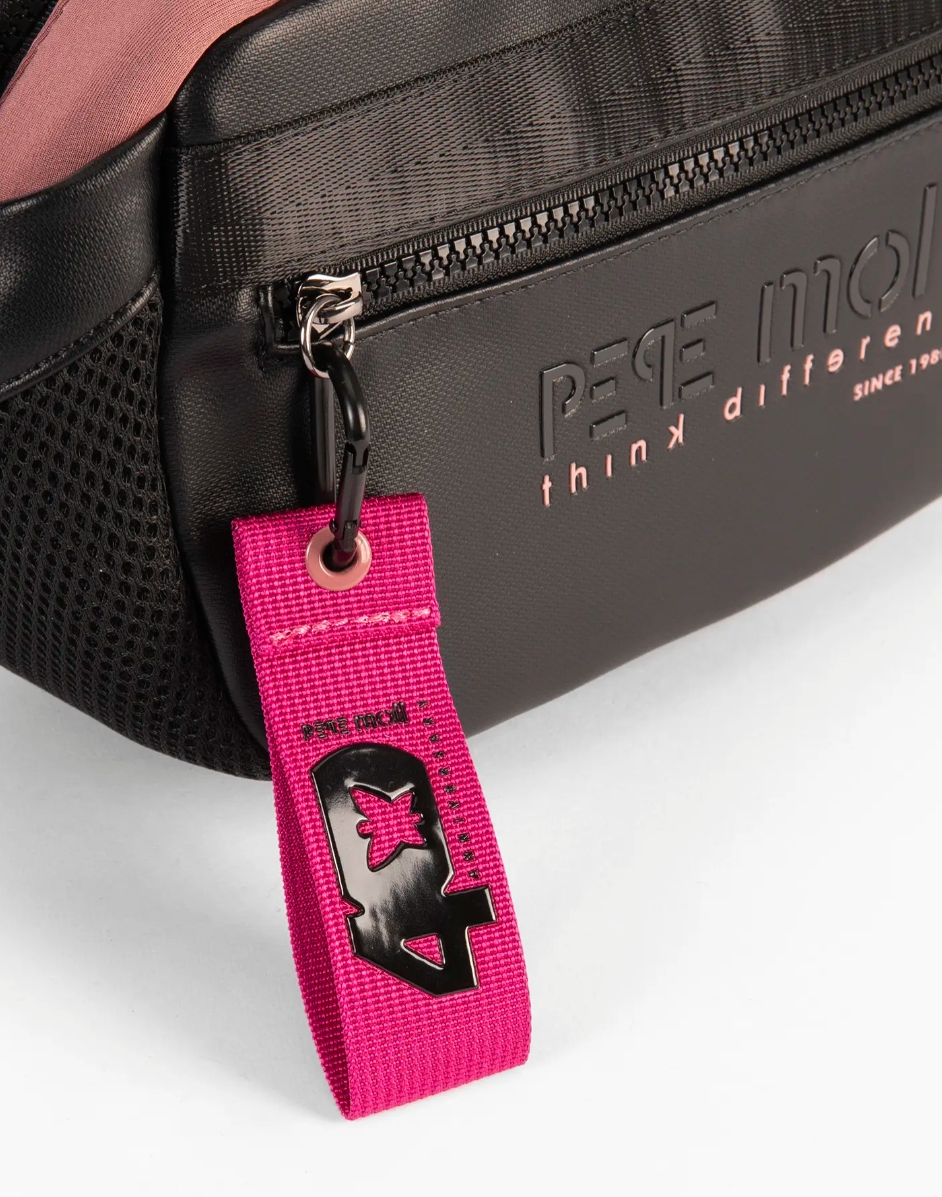 Bolso negro con tonos fuxia y maquillaje