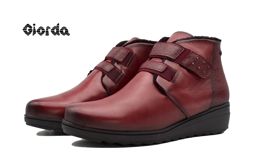 Botines burdeos con forro interior de pelo negro