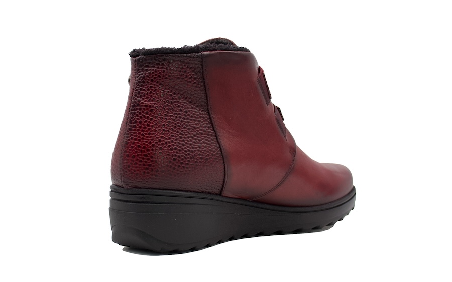 Botines burdeos con forro interior de pelo negro