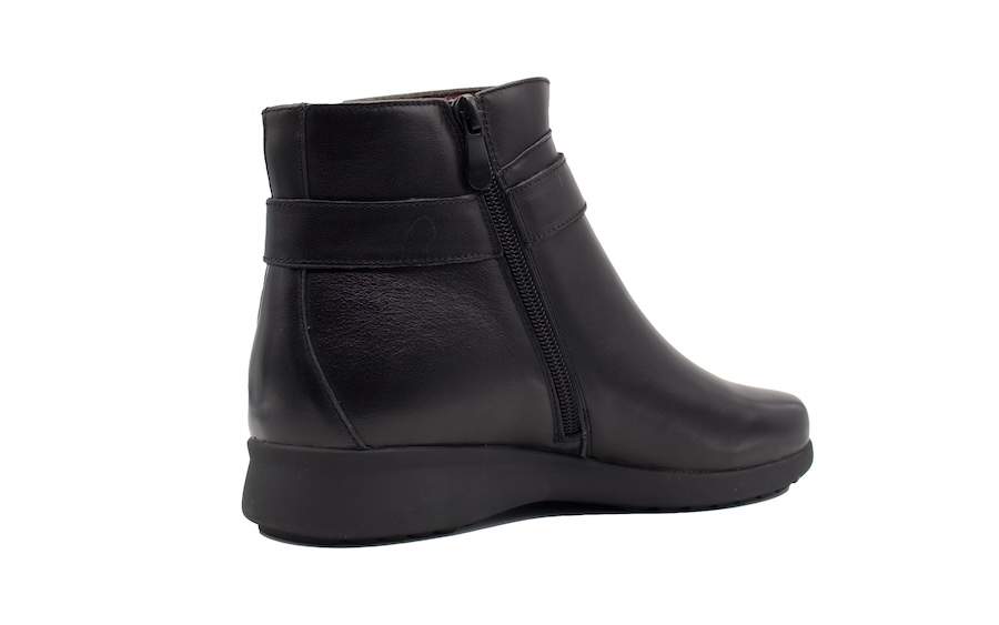 Botines planos de piel negra