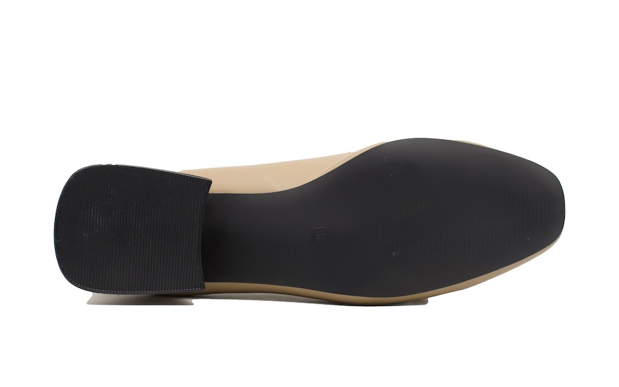 Mocasines  beis de tacón bajo con cadena dorada