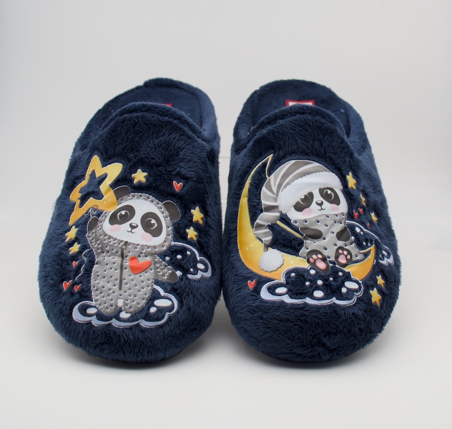 Zapatillas de pelo con un oso panda