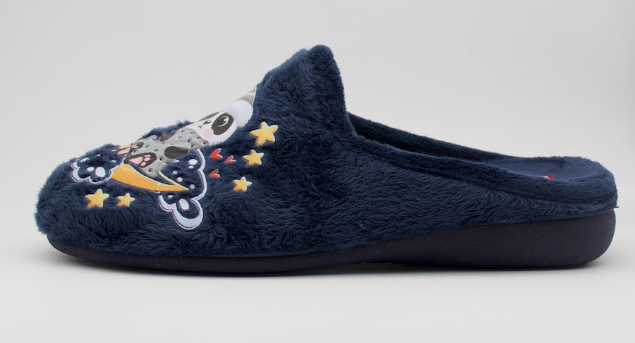Zapatillas de pelo con un oso panda