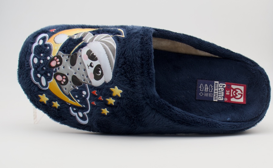 Zapatillas de pelo con un oso panda