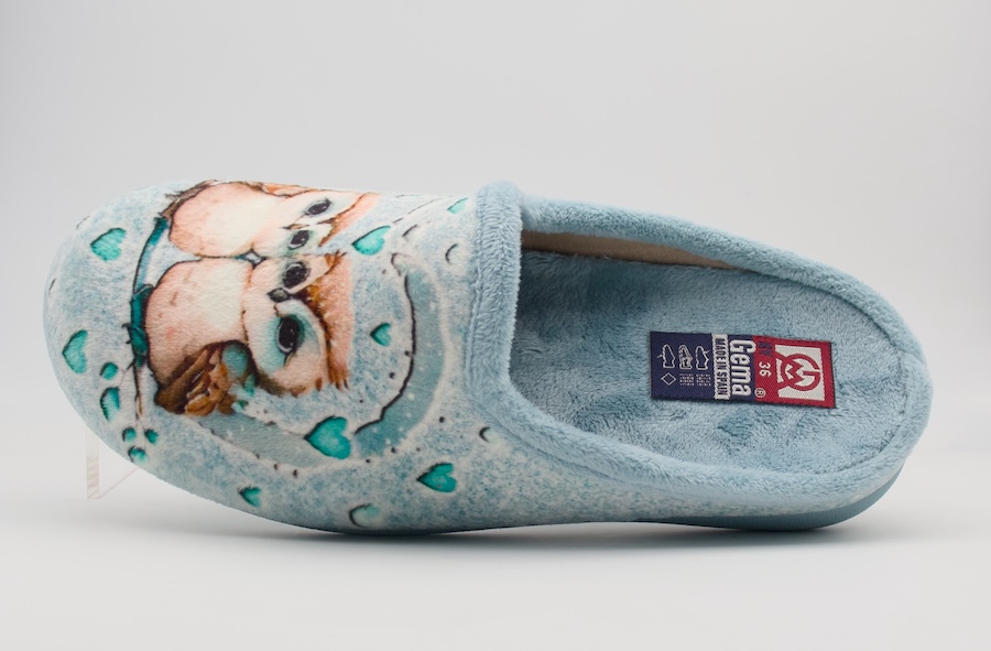 Zapatillas con el dibujo de una pareja de búhos amorosos
