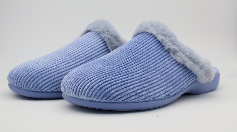 Zapatilla de casa de rayas y cuello peludo
