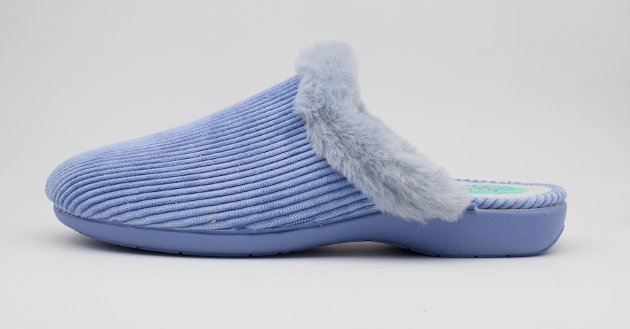 Zapatilla de casa de rayas y cuello peludo