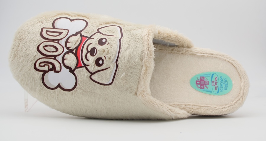 Zapatillas con el dibujo de un perrito con un hueso