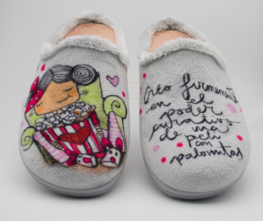 Zapatillas originales con el dibujo de una niña comiendo palomitas