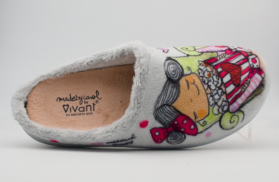Zapatillas originales con el dibujo de una niña comiendo palomitas