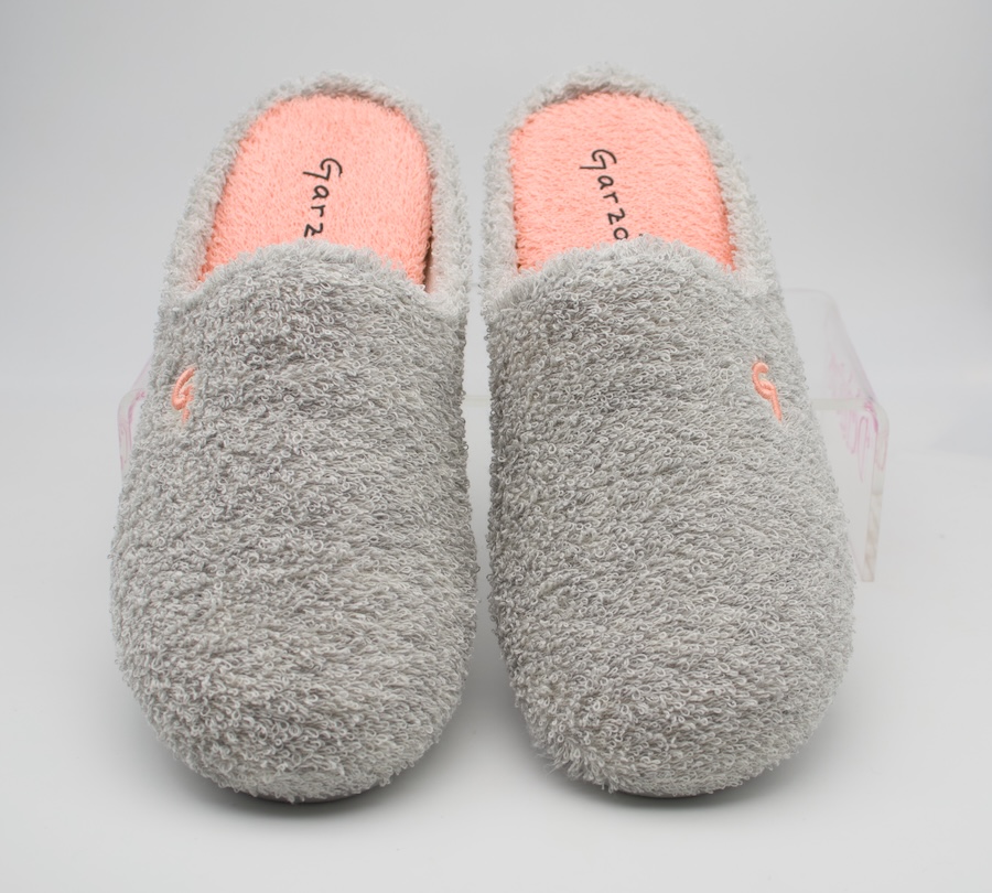 Zapatillas de rizo de color gris de la marca Garzón