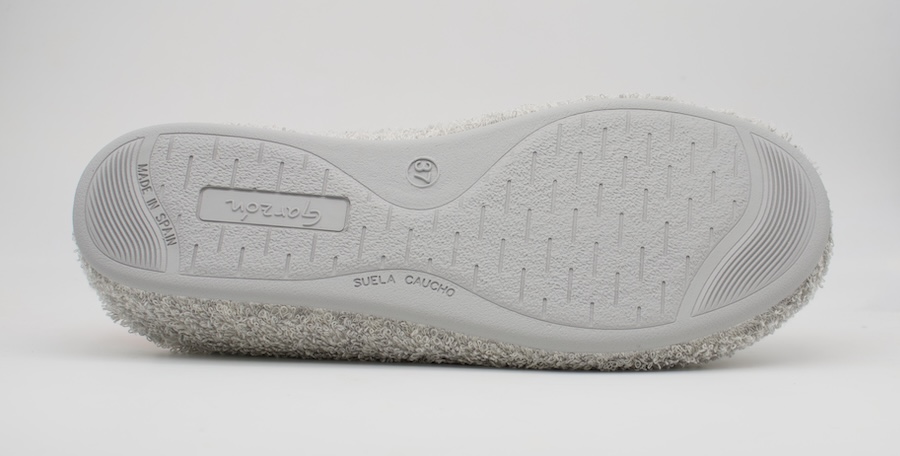 Zapatillas de rizo de color gris de la marca Garzón