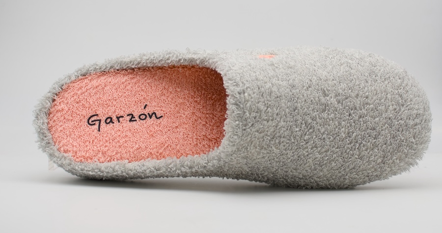 Zapatillas de rizo de color gris de la marca Garzón