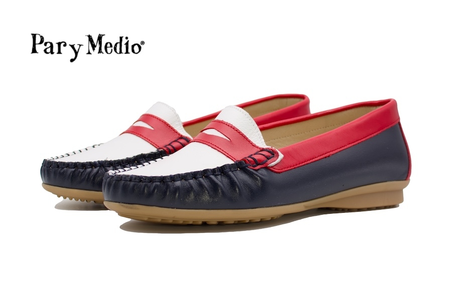 Mocasines de piel planos de colores blanco, marino y rojo