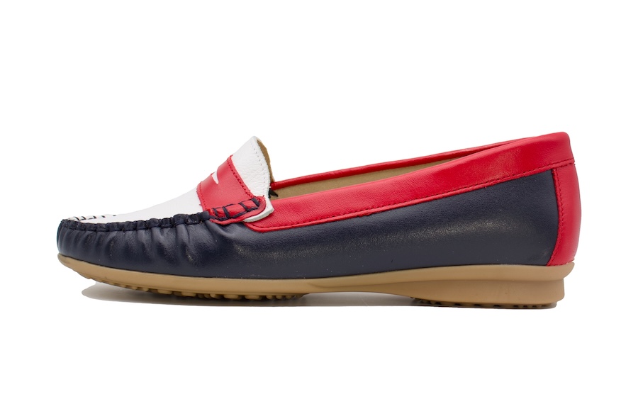 Mocasines de piel planos de colores blanco, marino y rojo