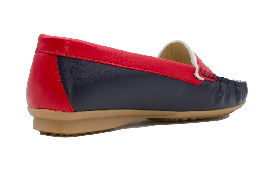 Mocasines de piel planos de colores blanco, marino y rojo
