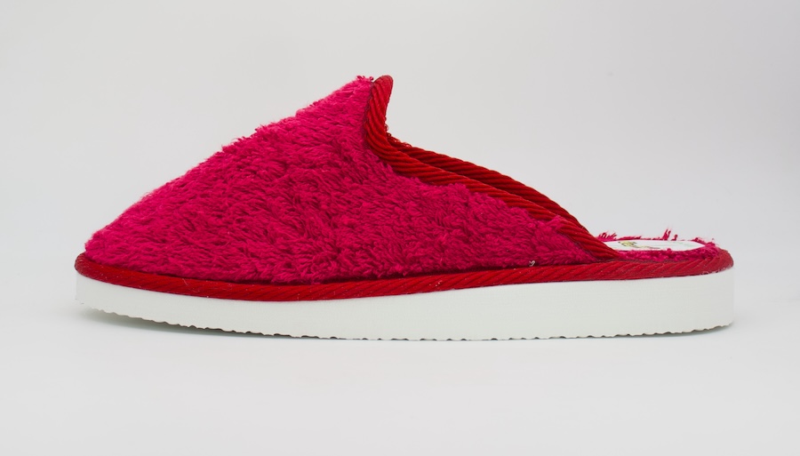 Zapatillas de estar en casa con la plantilla de rizo de toalla color burdeos