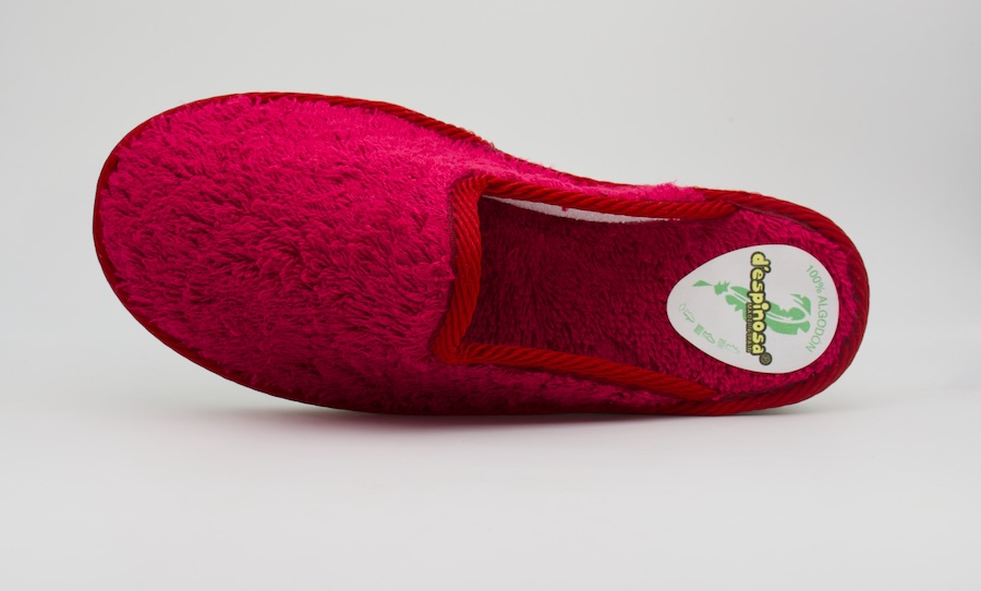 Zapatillas de estar en casa con la plantilla de rizo de toalla color burdeos