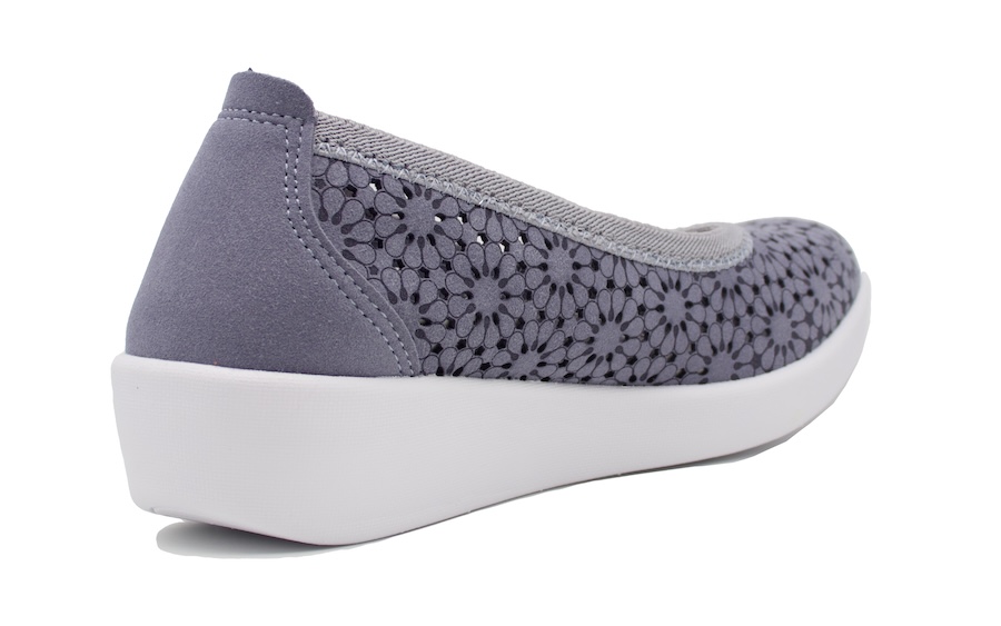 Zapato escotado y perforado para llevar plantillas en verano