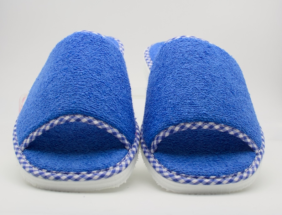 Zapatillas de casa de toalla con el ribete de vichy