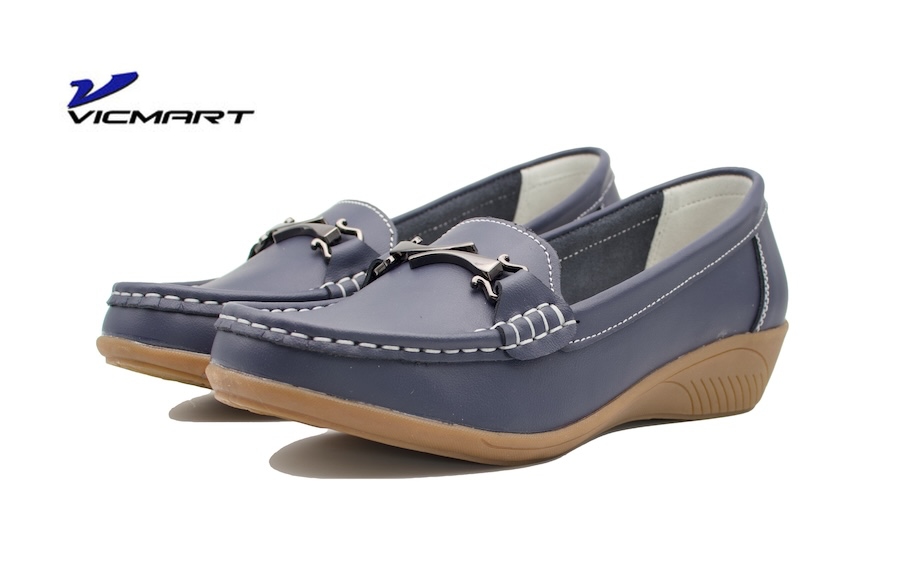 Mocasines azul marino con el piso marrón