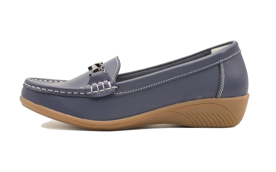Mocasines azul marino con el piso marrón