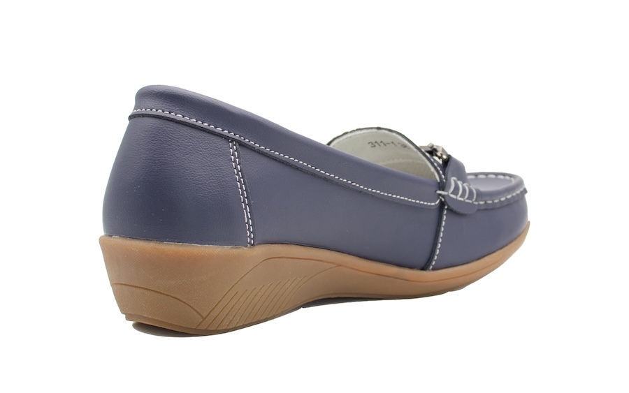 Mocasines azul marino con el piso marrón