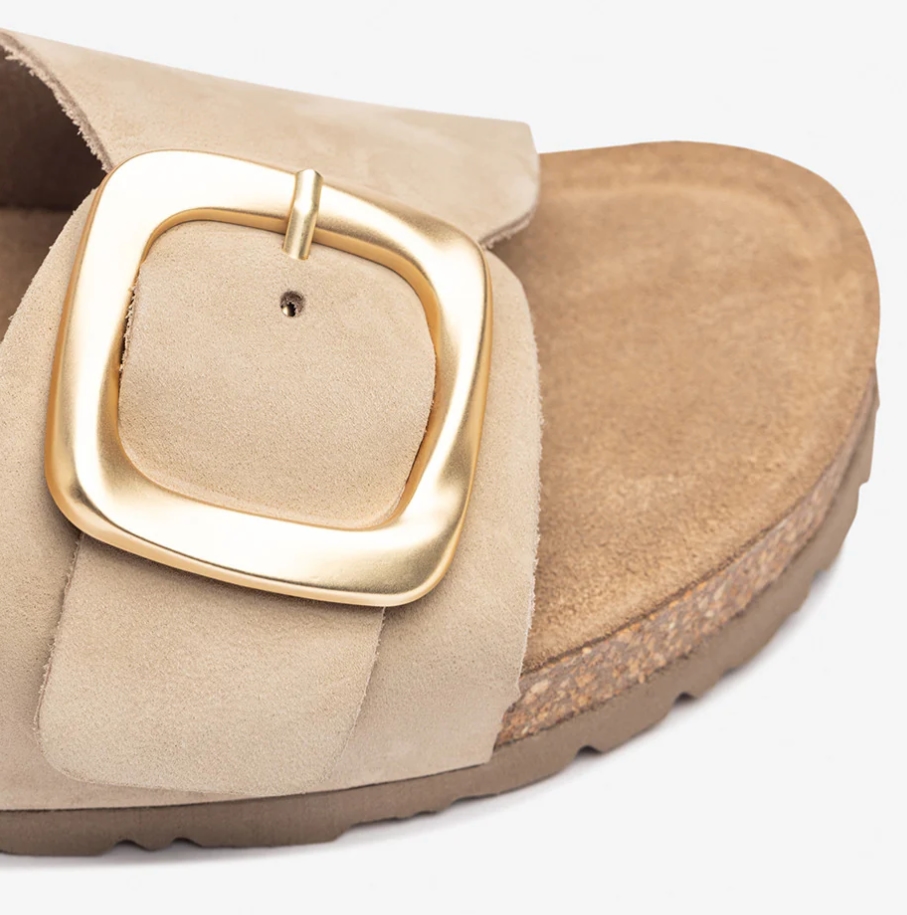 Sandalias plana de una pala con hebilla dorada - Yokono