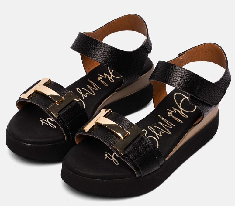 Sandalias de piel negra con adorno dorado 