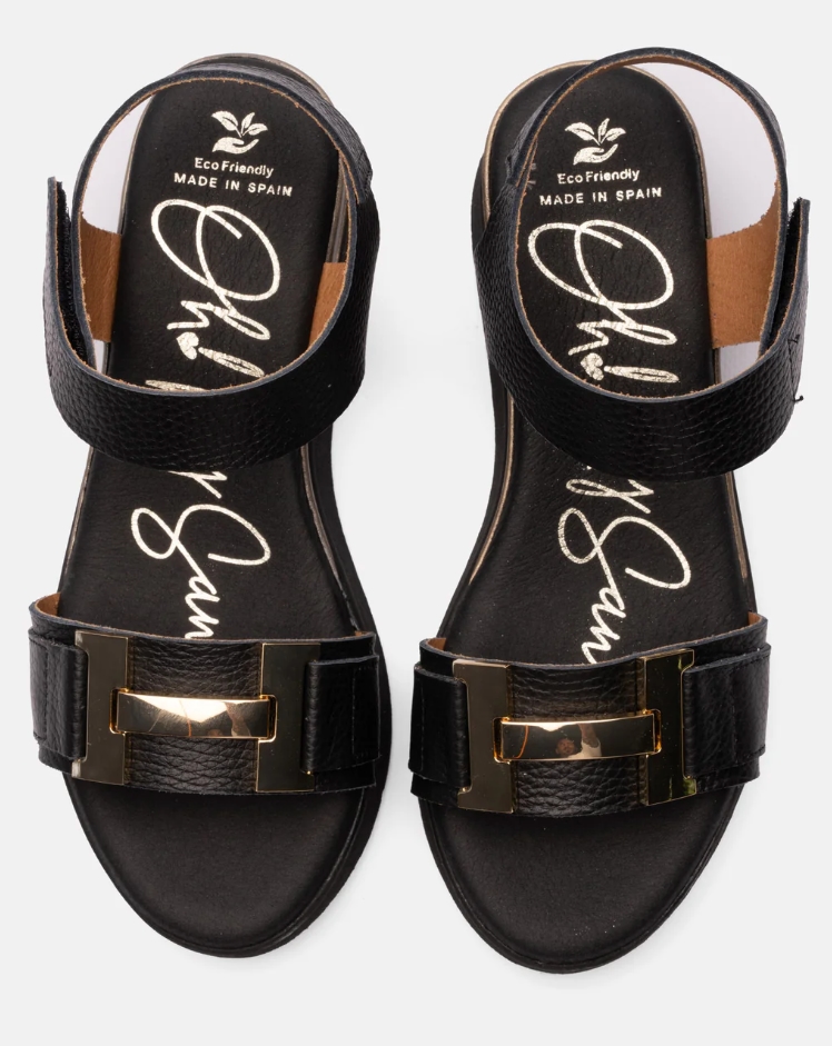 Sandalias de piel negra con adorno dorado 
