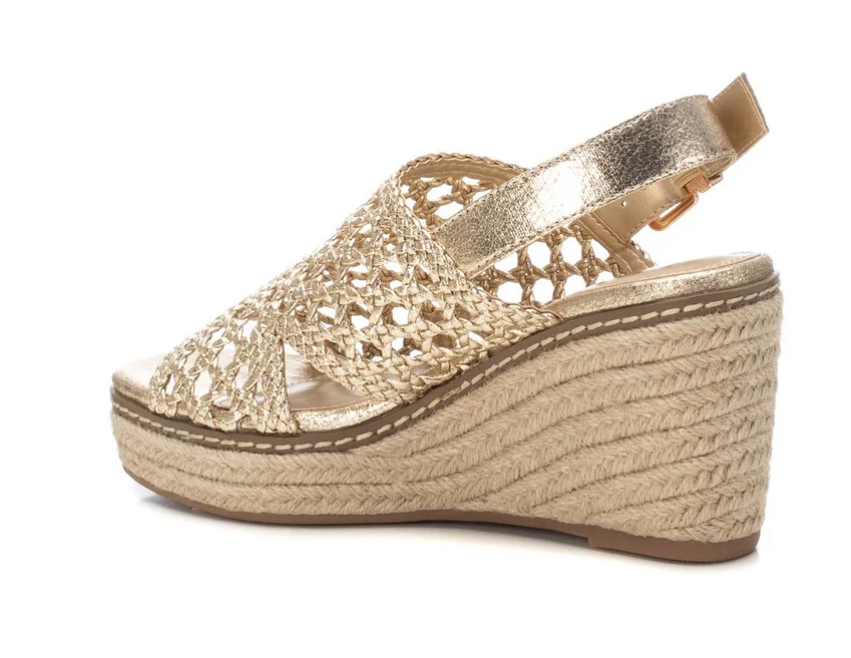 Sandalias enrejadas doradas de piso de esparto