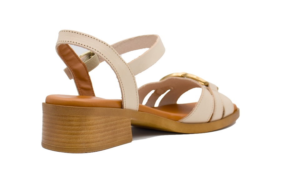 Sandalias de tacón bajo color crema con adorno metálico