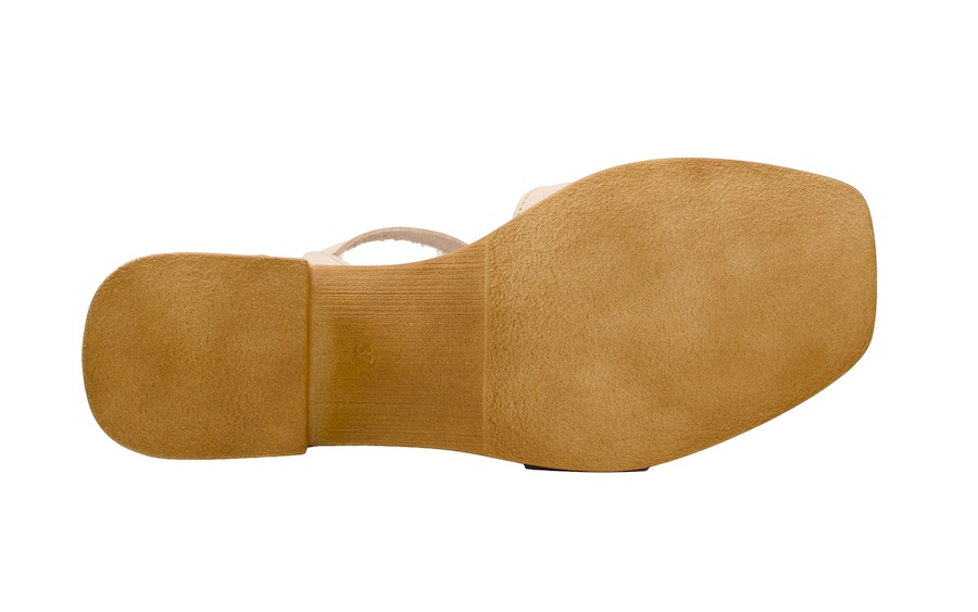 Sandalias de tacón bajo color crema con adorno metálico