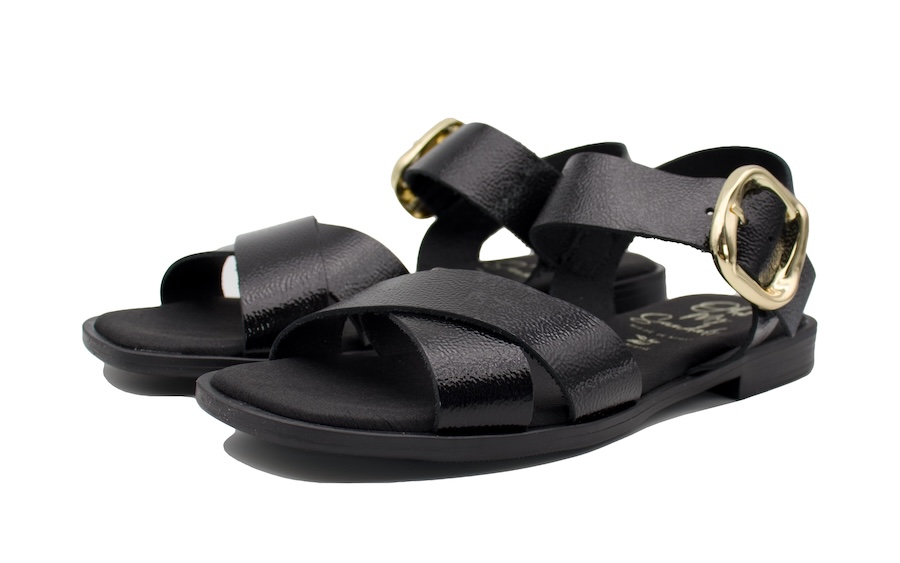 Sandalias planas negras de charol con hebilla dorada