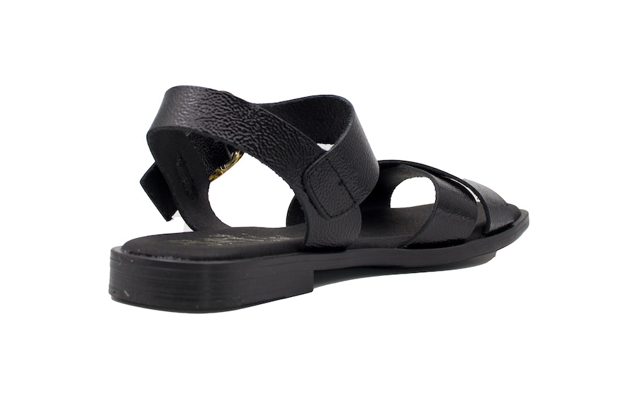 Sandalias planas negras de charol con hebilla dorada