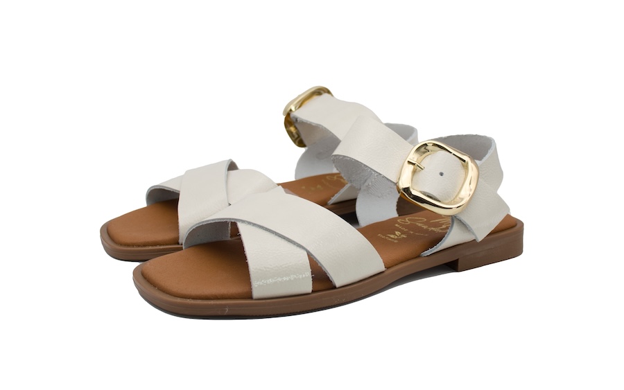 Sandalias planas color hielo y hebilla dorada