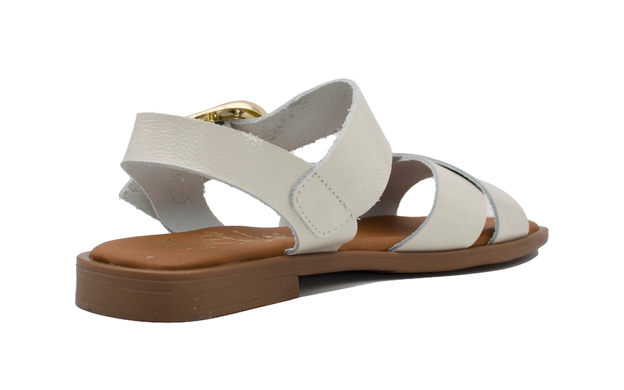 Sandalias planas color hielo y hebilla dorada