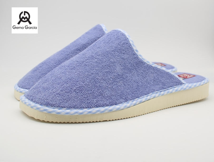 Zapatillas de color aguamarino con ribete de vichy