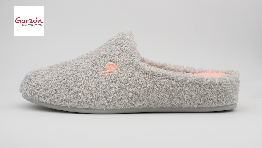 Zapatillas de rizo de color gris de la marca Garzón