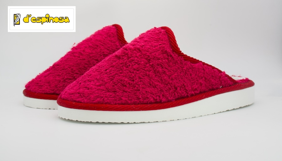 Zapatillas de estar en casa con la plantilla de rizo de toalla color burdeos