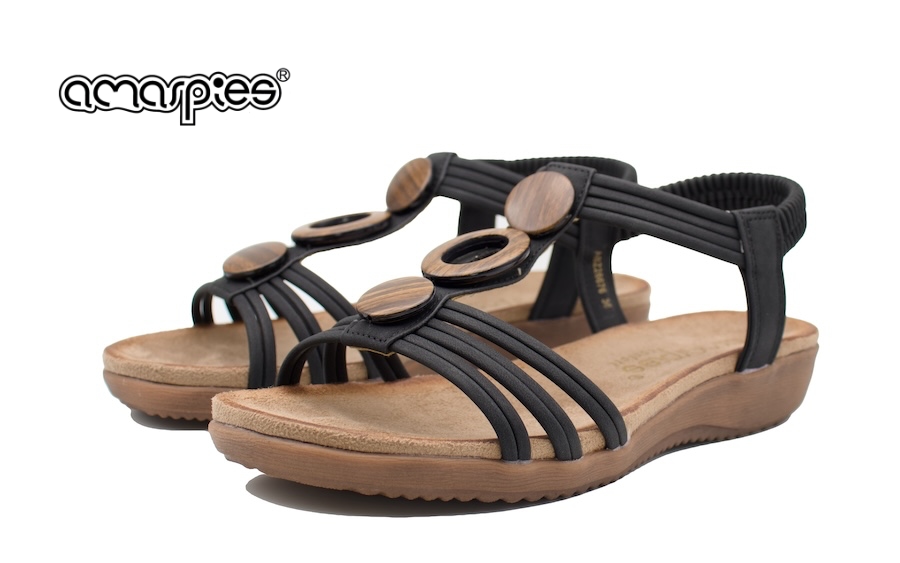 Sandalias planas negras con adorno de madera en el empeine