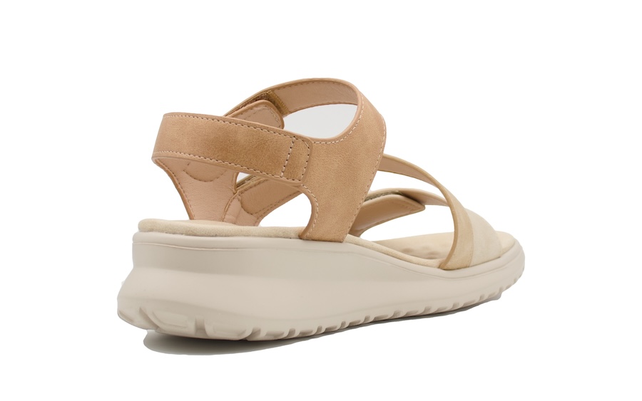 Sandalias con tres cierres de velcro con piso confort