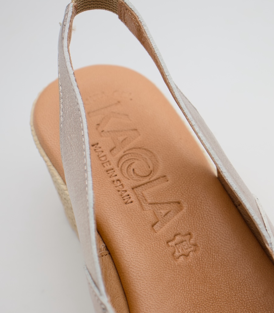 Sandalias platino con puntera ojo de pez