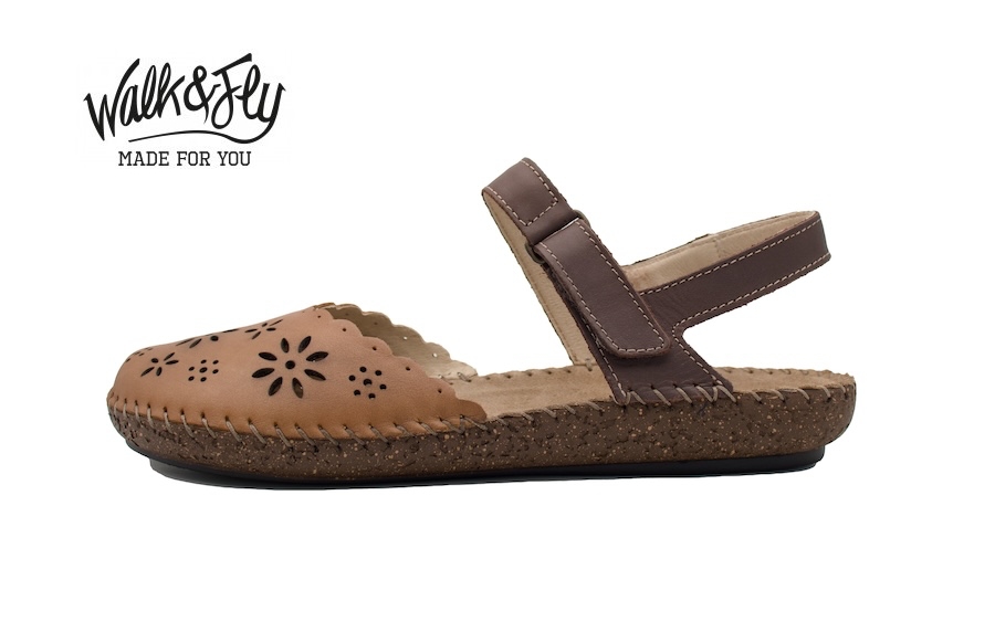 Sandalias planas cerradas de dedos color marrón - Walk and Fly