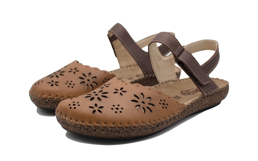 Sandalias planas cerradas de dedos color marrón - Walk and Fly