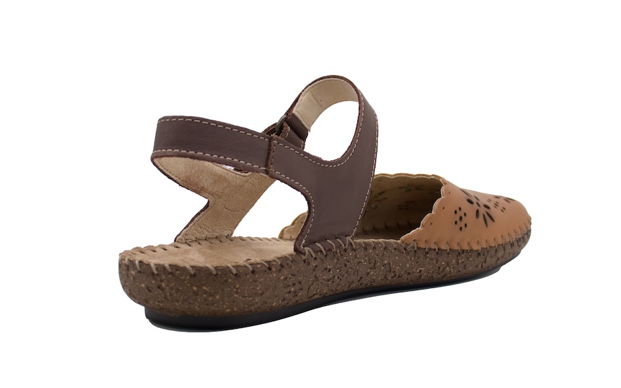 Sandalias planas cerradas de dedos color marrón - Walk and Fly