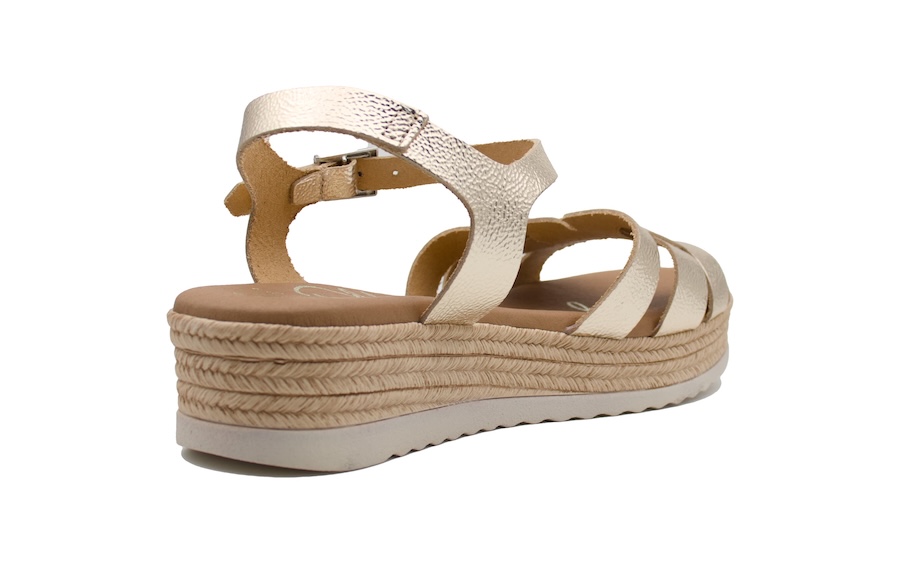 Sandalias color champán de cuña media